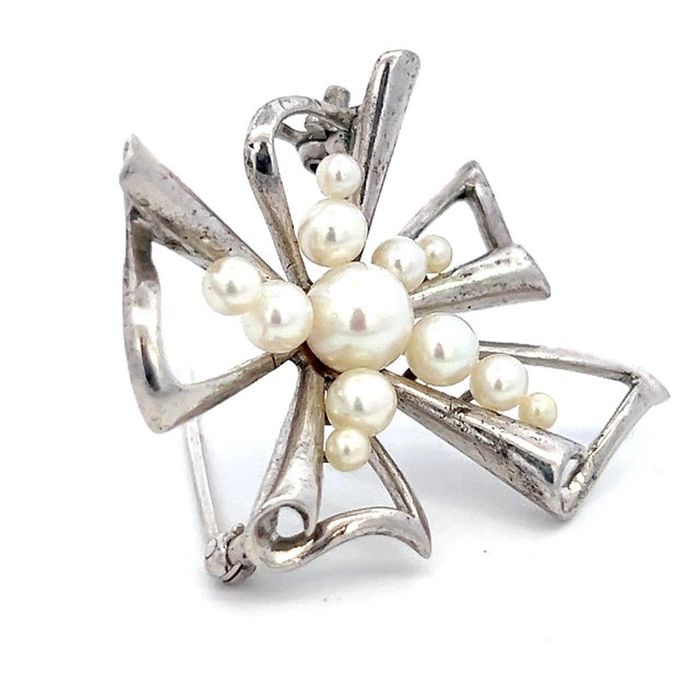 White 1990s Mikimoto Estate Akoya Pearl Brooch Pin Silver For Sale - Image 8 of 10