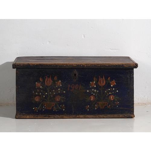 Antique Trunk with Floral Motifs, 1901 For Sale - Image 6 of 11