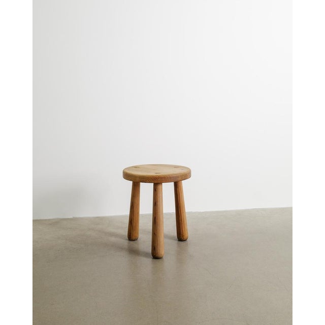 1930s Early Swedish Mid Century Modern Skoga Wooden Tripod Stool in Pine by Axel Einar Hjorth for Nordiska Kompaniet, 1930s For Sale - Image 5 of 5