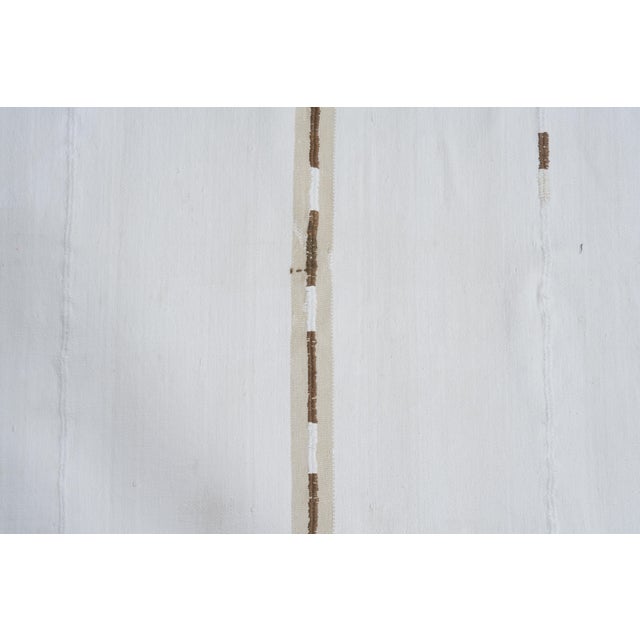 1970s Vintage Handmade Wool & Cotton Flatweave Kilim Rug – Neutral Cream Design For Sale In San Francisco - Image 6 of 11