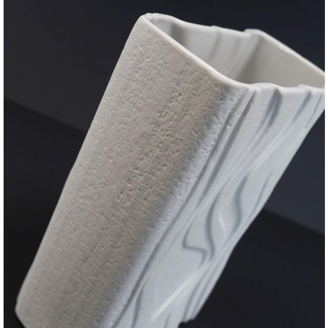 White Porcelain Vase Model 2086 with Matte Glaze Op Art Wave Relief Decor by Heinrich, 1960s For Sale - Image 6 of 11