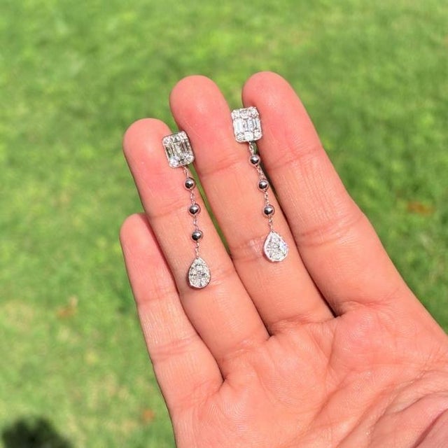 Modernist 1.08ct Mixed Cut Diamond Teardrop Chain Earrings in 14k White Gold- A Pair For Sale In New York - Image 6 of 13
