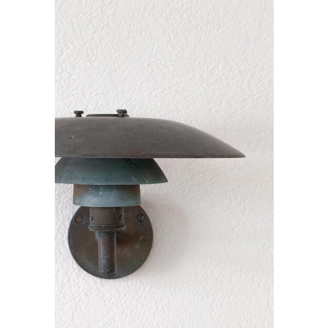 The PH4½-3 wall lamp, made of solid copper, was designed by Poul Henningsen for Louis Poulsen in the 1960s. Over the...