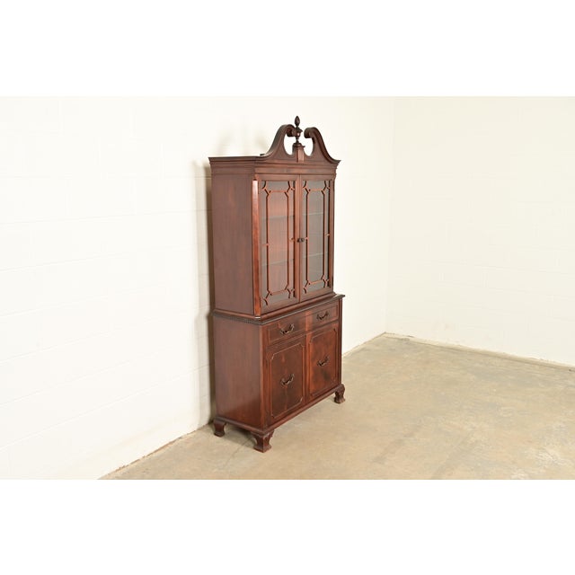 English Baker Furniture Style Georgian Carved Flame Mahogany Lighted Breakfront Bookcase Cabinet, Circa 1940s For Sale - Image 3 of 15