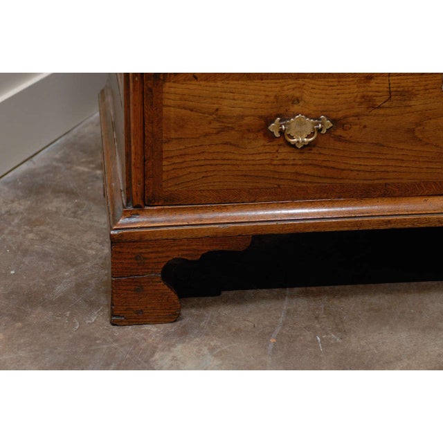 English 1820s Regency Oak Five-Drawer Commode with Crossbanding and Bracket Feetv For Sale In Atlanta - Image 6 of 10