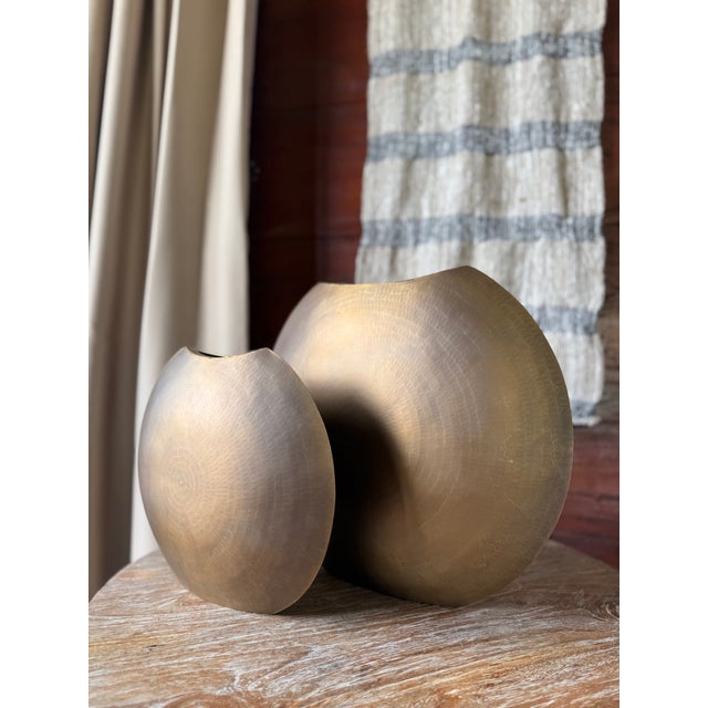 Contemporary Pair of Hand-Hammered Vintage-Finish Bronze Vases — Ø 40 Cm & Ø 30 Cm For Sale - Image 3 of 6