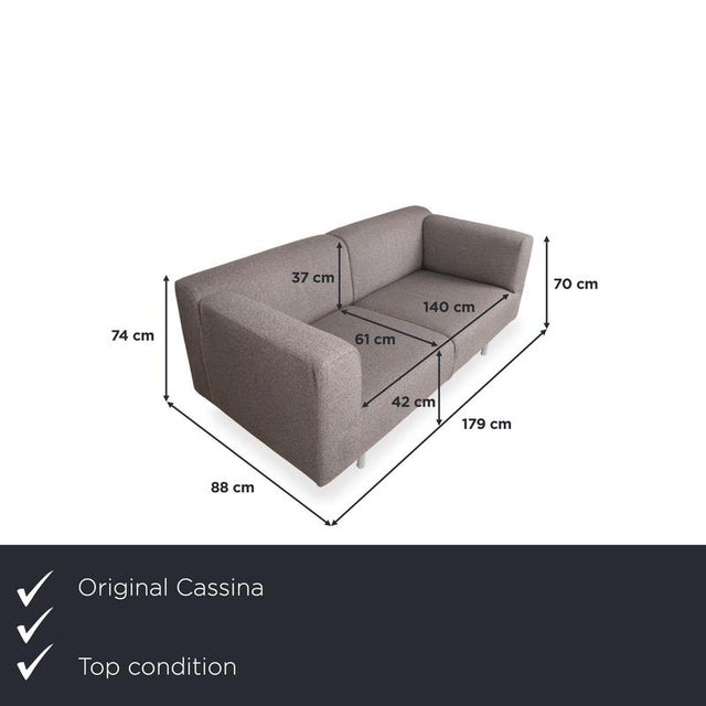 This Cassina Met sofa is a prime example of the timeless minimalism of the 1990s, designed by the legendary Piero Lissoni....