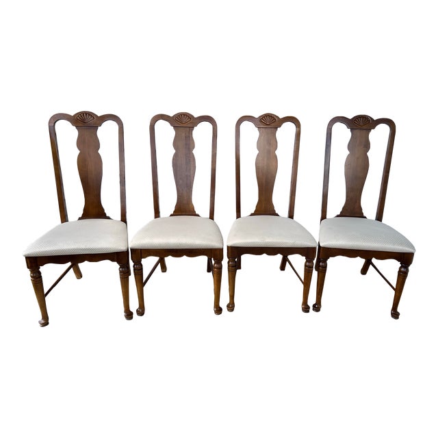 Late 20th Century Vintage 4 Thomasville Furniture Company Queen Anne Shell Carved Splat Back Dining Chairs With Padded and Upholstered Seats a Set For Sale