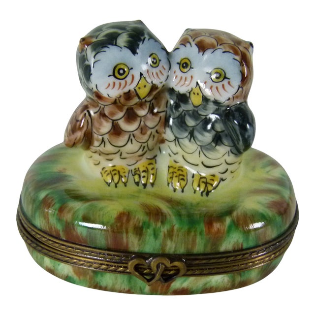 Limoges France Peint Main Porcelain Two Owls Trinket Box | Hand-Painted | Twin Heart Clasp For Sale