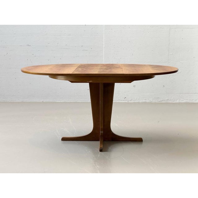 Round Extendable Table in Walnut, 1960s For Sale - Image 10 of 18