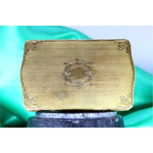 Snuff box in guilloche gold with monogram plaque, surrounding friezes and corners engraved with floral motifs. Metal:...