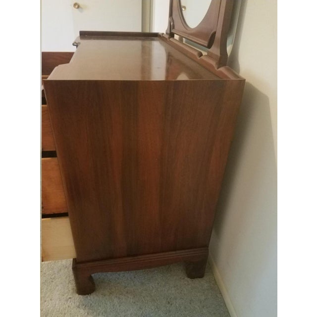 Davis Furniture 1940s Traditional Walnut Vanity Davis Cabinet Co. With Mirror For Sale - Image 4 of 13