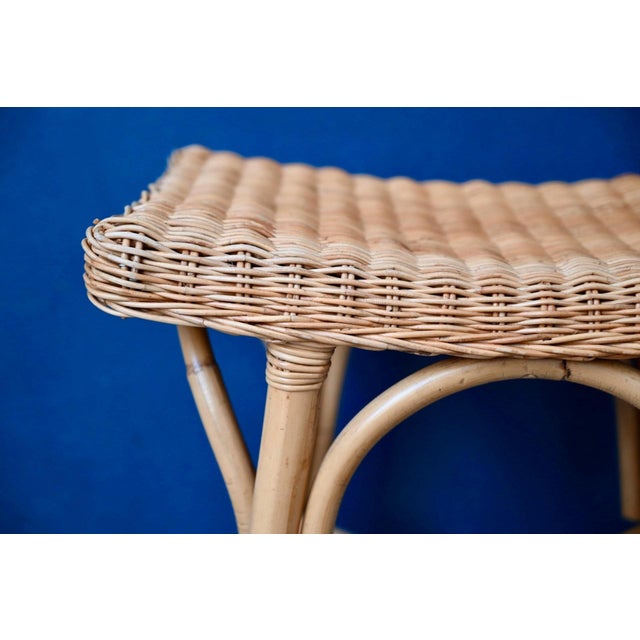 This ottoman in rattan and natural wicker is a small piece with a warm, bohemian feel reminiscent of the 1970s. Made of...