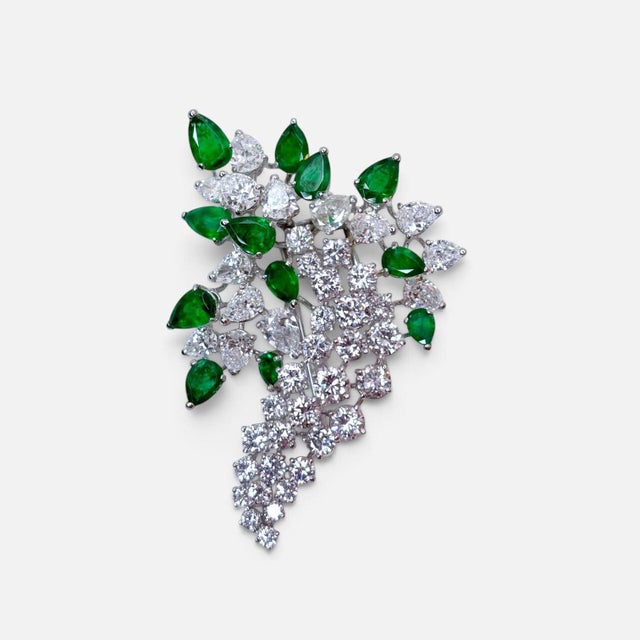 Modern Tiffany & Co Colombian Pear Emerald & 12 Ct Diamond Pin in Platinum, Vintage For Sale - Image 3 of 8