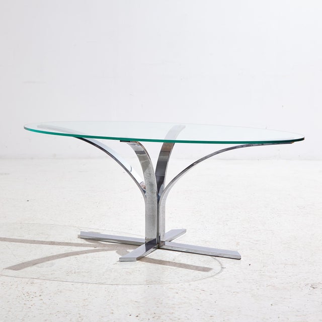 Chrome coffee table with glass top from the 1970s. with some surface scratches and wear on the chrome and glass parts. In...