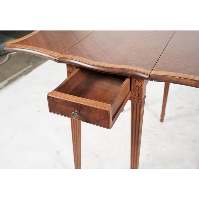 Wood English Hepplewhite Style Inlaid Mahogany Pembroke Drop-Leaf Table With Satinwood Banding, Circa 1920–1940 For Sale - Image 7 of 7