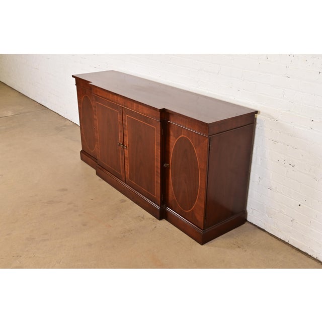 English Late 20th Century Baker Furniture Historic Charleston Georgian Inlaid Mahogany Breakfront Sideboard or Bar Cabinet For Sale - Image 3 of 12