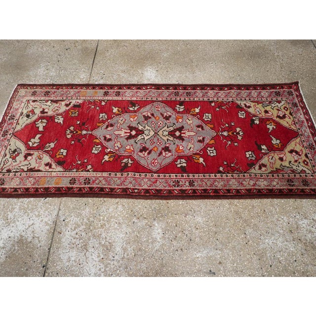 Galerie Shabab Collection Mid-20th Century Turkish Anatolian Throw Rug For Sale In New York - Image 6 of 10