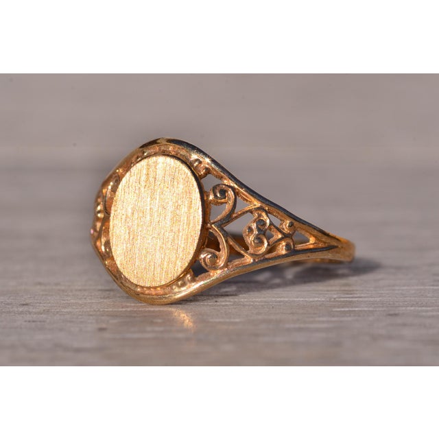 The Frie: Vintage Yellow Gold Signet Ring With Filigree For Sale - Image 4 of 10