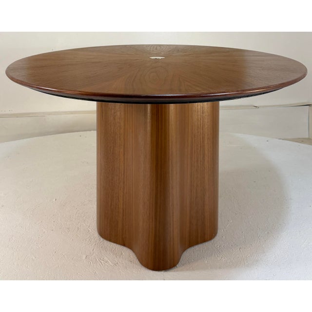 Mid-Century Modern Elegant Radial Dining Table in Walnut For Sale - Image 3 of 7