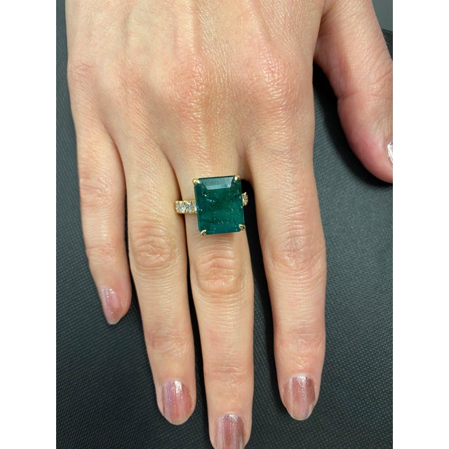 Metal Vivid Green Emerald Shape Step Cut Emerald Diamond Cocktail Ring, Size 6.5 For Sale - Image 7 of 10
