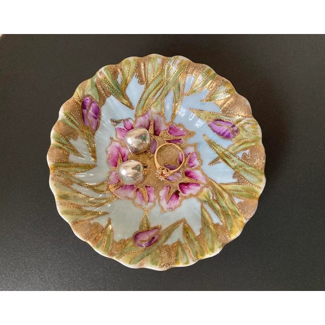 Mid 20th Century Chinese Art Nouveau Gold Porcelain Iris Design Catchall Bowl For Sale In New York - Image 6 of 18