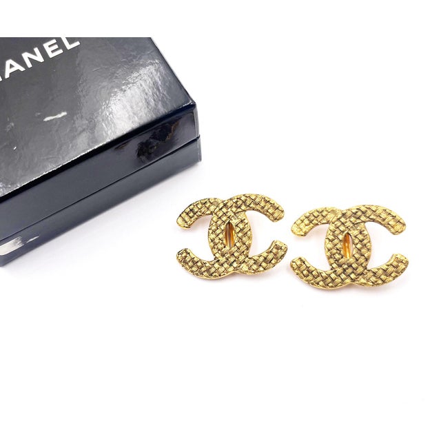 Contemporary Chanel Vintage Gold Plated CC Basket Weave Large Clip on Earrings, A Pair For Sale - Image 3 of 4