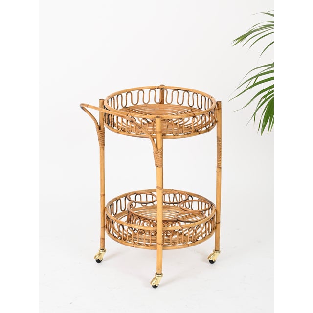 1960s French Riviera Round Serving Bar Cart in Rattan and Wicker, Italy, 1960s For Sale - Image 5 of 11