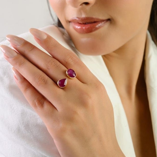 Contemporary Open Face 4.6 Ct Ruby Toi Et Moi Ring in 14k Yellow Gold Size 5.5 For Sale In New York - Image 6 of 13
