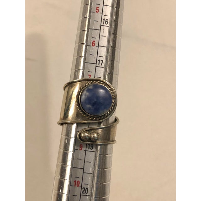 1980s Vintage Sodalite and Silver Bypass Ring (Size 8) For Sale - Image 5 of 6