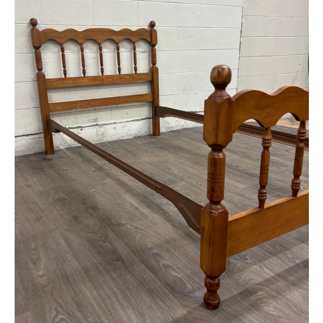 Traditional Vintage Twin Size Maple Cannonball Spindle Bed For Sale - Image 3 of 10