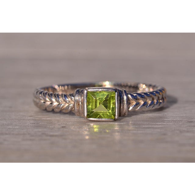The Queen: Natural Carre Cut Peridot Ring in White Gold For Sale - Image 4 of 11