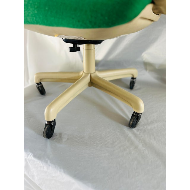 80’s Vintage Steelcase Office Swivel Chair For Sale In New York - Image 6 of 7