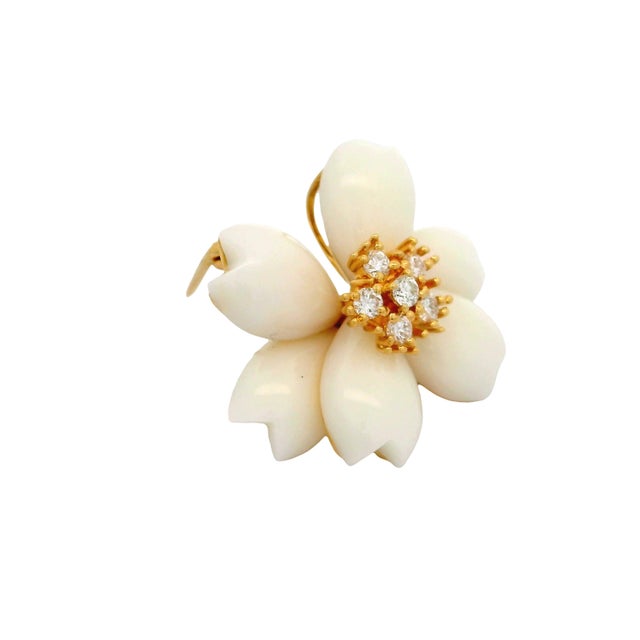 Early 21st Century White Onyx Diamond 18k Yellow Gold Flower Brooch For Sale - Image 5 of 6