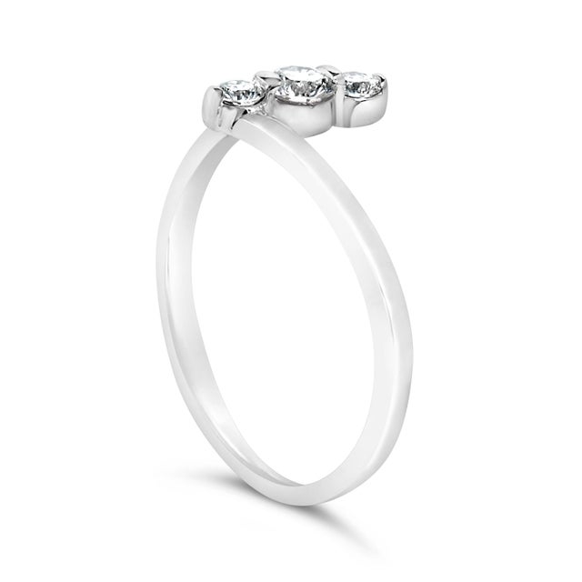 Haus of Brilliance 10K White Gold 1/4 Cttw Lab Grown Diamond Vertical Three Stone Ring - Size 6 For Sale - Image 4 of 6