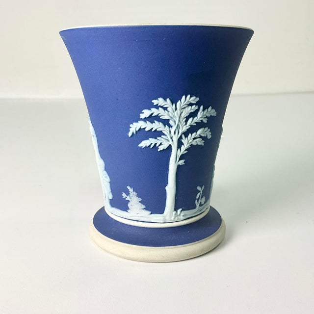 1950s Vintage Hellenistic Mediterranean Neoclassical English Wedgwood Jasperware Urn Vase. For Sale - Image 10 of 12