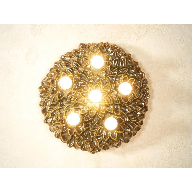1970s Ceramic Wall Lamp with Floral Ornamentation sehr gute Verarbeitunghochwertige MaterialienMade in Germany Width: 35...