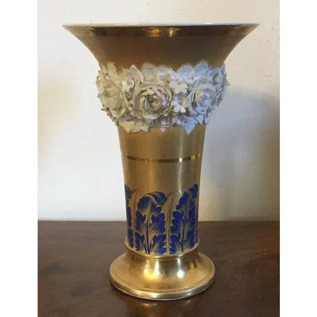 Antique Early 19th Century French Empire Porcelain Gold Trumpet Vase with Flower Garland For Sale - Image 11 of 12