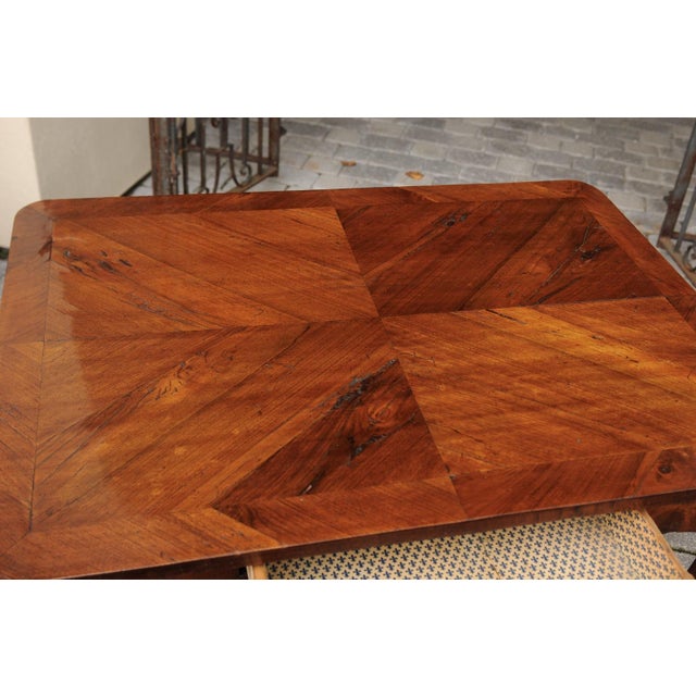 Italian 1780s Walnut Table with Quarter Veneer, Single Drawer and Cabriole Legs For Sale - Image 11 of 12