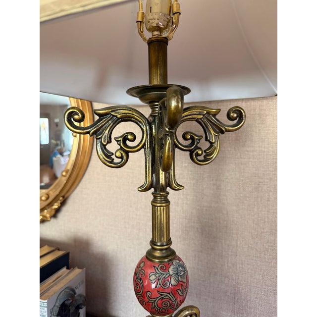 Late 20th Century Neo Classical Brass Table Lamp With Lucite Base For Sale - Image 5 of 6