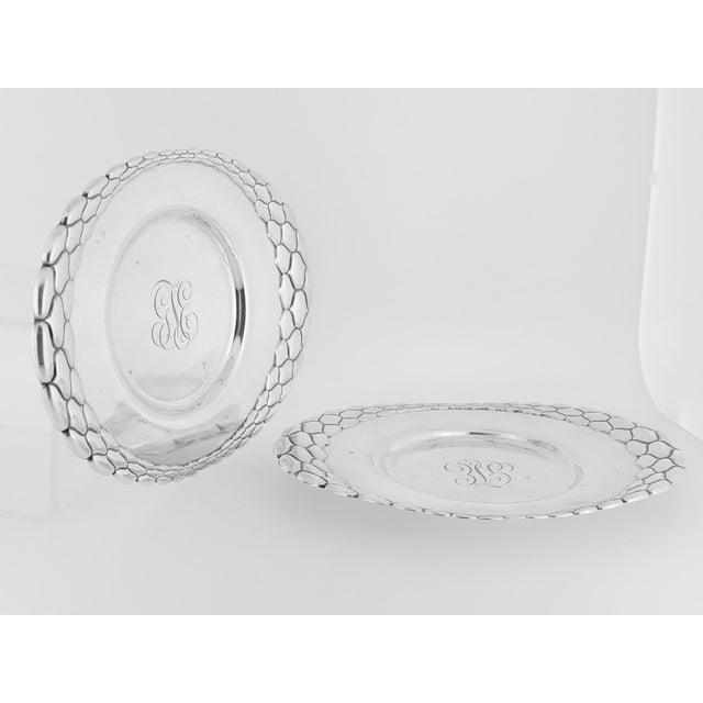 Art Nouveau Pair of Antique Tiffany & Co. Sterling Silver Plates With 'g.s.e.' Monogram For Sale - Image 3 of 12