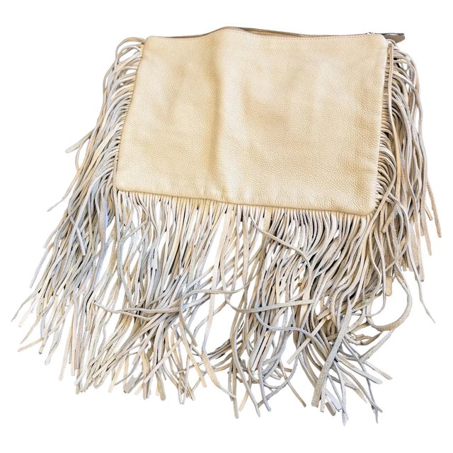 This is a high-quality, contemporary cream leather shoulder bag from the Italian luxury brand Avenue 67. This brand was...