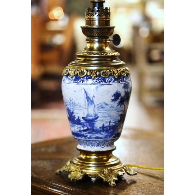 19th Century French Delft Blue and White Faience Oil Lamp With Brass Mounts For Sale In Dallas - Image 6 of 11