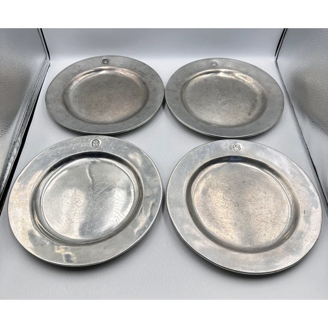 American Vintage 4 - Wilton Armetale Pewter Colonial Liberty Crest 10.5" Dinner Plates For Sale - Image 3 of 13
