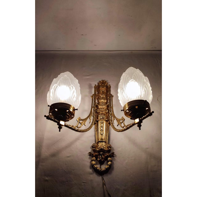 Bronze Wall Light, France, 1950s, in Very Good conditions. Designed 1920 to 1949 European Plug (up to 250V).The wiring of...