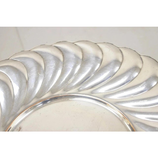 Late 20th Century Wm Rogers Waverly 3826 Scalloped Edge Round Silver Plated Serving Platter Tray For Sale - Image 4 of 10