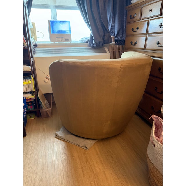 Sculptural swivel lounge chair in the Nautilus form Vladimir Kagan designed for Directional. This example was made by...