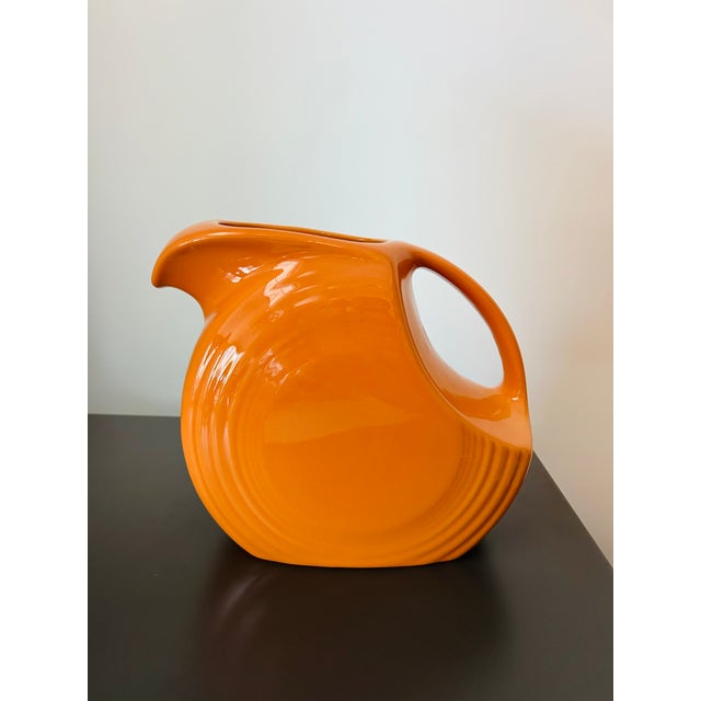 Fiesta Large Disk Pitcher Tangerine Retired Color – Homer Laughlin Usa Vitrified China 67 1/4 Oz Mid-Century Style Serveware For Sale - Image 6 of 14