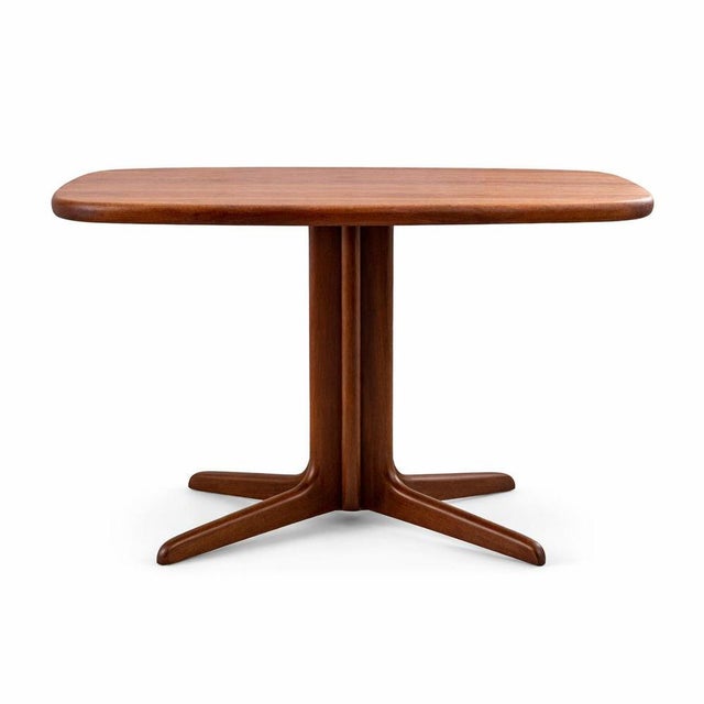 A beautifully balanced Danish mid-century dining table by Skovby, showcasing classic Scandinavian restraint and warmth....