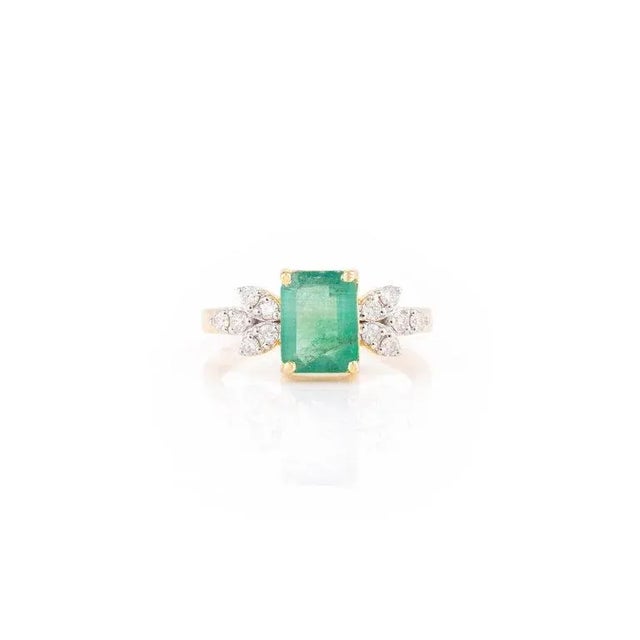 Modern Emerald Ring Size 7 For Sale In New York - Image 6 of 10